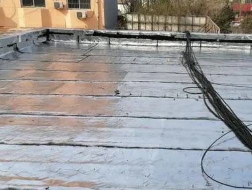 鄂伦春卫生间漏水维修公司分享下鄂伦春屋面楼顶防水刚性防水层施工要点。
